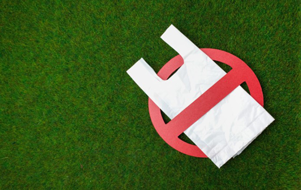 Một số quốc gia đ&atilde; ch&iacute;nh thức cấm sử dụng t&uacute;i nilon tại si&ecirc;u thị, cửa h&agrave;ng b&aacute;n lẻ. Ảnh: Internet