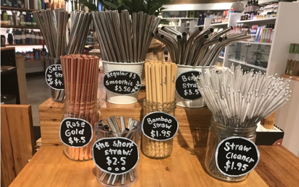 Ống h&uacute;t tre/inox được ưa chuộng trong việc thay thế cho ống h&uacute;t nhựa d&ugrave;ng một lần.