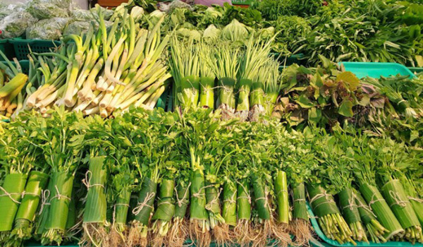 Tr&agrave;o lưu d&ugrave;ng l&aacute; chuối để g&oacute;i rau thay thế cho t&uacute;i nilon tại c&aacute;c si&ecirc;u thị Việt Nam. (Ảnh: Internet)