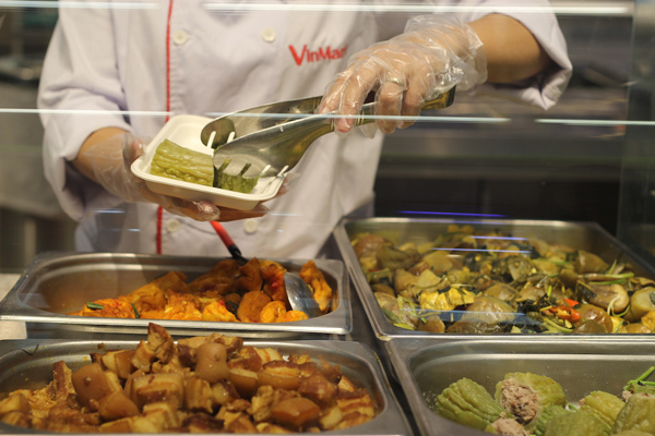 Khay xốp được thay bằng khay b&atilde; m&iacute;a, t&uacute;i nilon, găng tay trong sản xuất&hellip;đều được thay bằng loại tự huỷ sinh học l&agrave; những g&igrave; đang diễn ra tại VinMart &amp; VinMart+