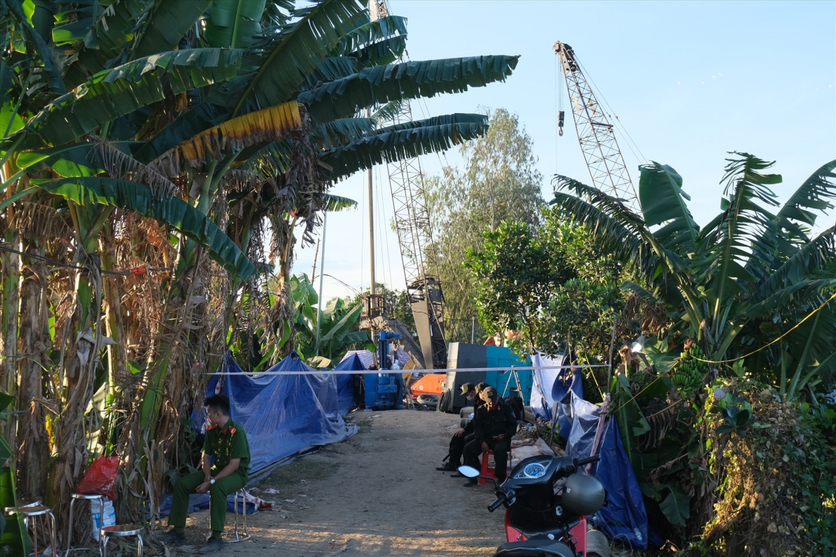 Hiện trường nơi cháu bé rơi xuống trụ bê tông 35m ở công trường cầu Rạch Sen. Ảnh: Báo Lao động