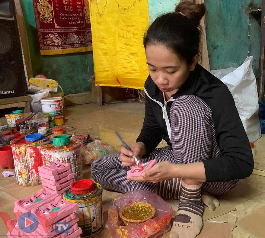 Tô màu, công đoạn cuối cùng làm tượng ông Táo