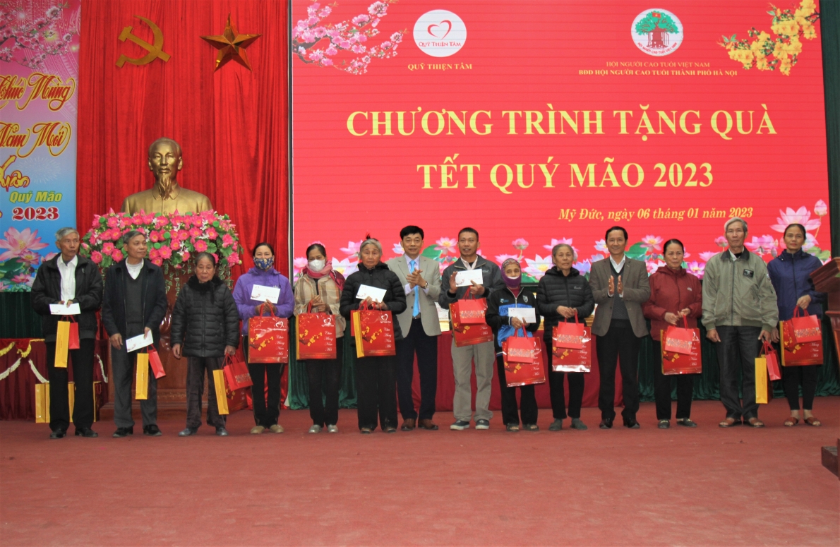 Đại diện Hội NCT thành phố Hà Nội và Hội NCT huyện Mỹ Đức trao quà của Quỹ Thiện Tâm và CLB Sức khỏe ngoài trời TP Hà Nội cho NCT hoàn cảnh khó khăn của huyện