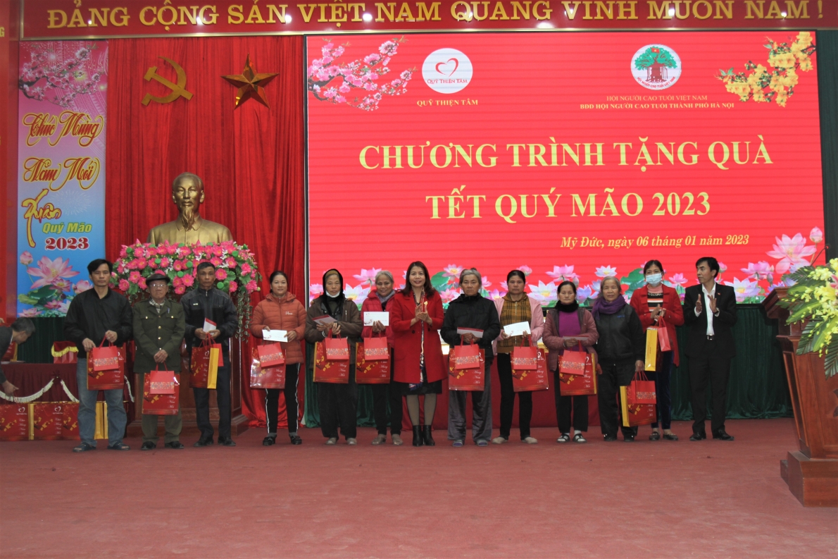 1 Đại diện Hội NCT huyện Mỹ Đức trao quà của Quỹ Thiện Tâm và CLB Sức khỏe ngoài trời TP Hà Nội cho NCT hoàn cảnh khó khăn của huyện