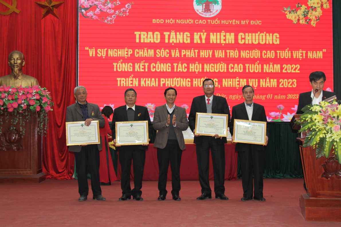 Trao Giấy khen của Hội NCT thành phố cho các tập thể, cá nhân xuất sắc