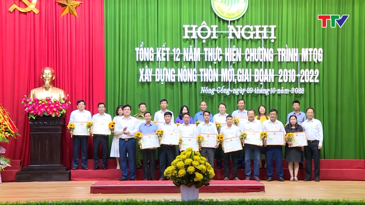 Lãnh đạ huyện Nông Cống  tặng Giấy khen cho 19 tập thể và 33 cá nhân đã có thành tích xuất sắc, chung sức xây dựng nông thôn mới trong giai đoạn 2010 - 2022.