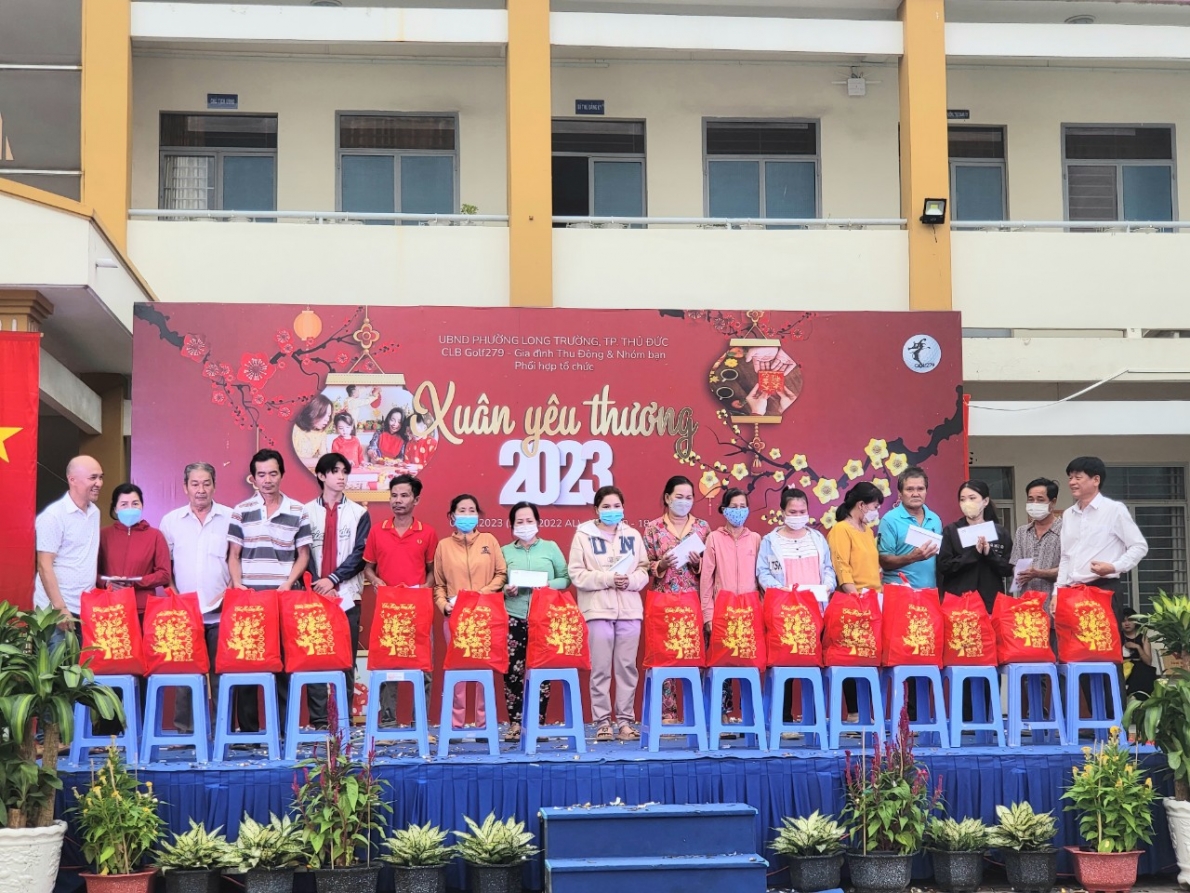 Trao tặng 150 phần quà 