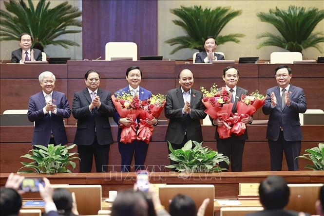 Chủ tịch nước Nguyễn Xuân Phúc, Thủ tướng Phạm Minh Chính và Chủ tịch Quốc hội Vương Đình Huệ chúc mừng Phó Thủ tướng Trần Hồng Hà và Phó Thủ tướng Trần Lưu Quang. Ảnh: Doãn Tấn/TTXVN