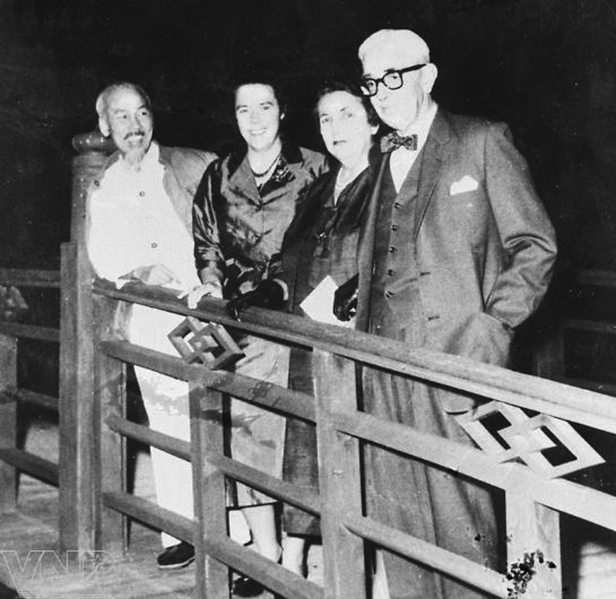 Chủ tịch Hồ Chí Minh và gia đình luật sư Loseby cùng thăm các di tích thắng cảnh ở Hà Nội.                                         Ảnh tư liệu lịch sử