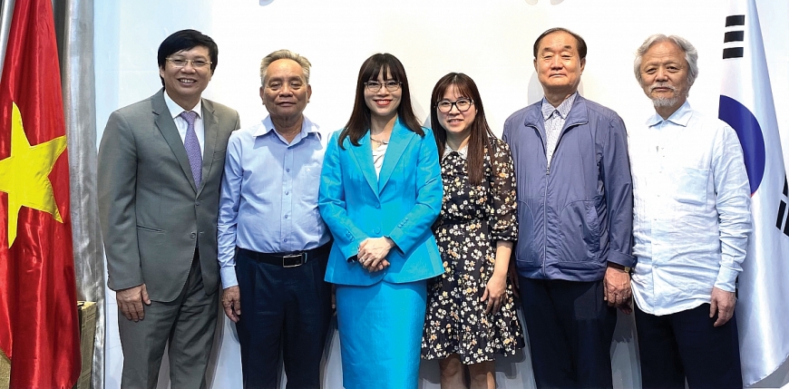 GS, TS Ahn Kyong Hwan (thứ 2 từ phải qua) trong cuộc toạ đàm kinh tế- thương mại Việt - Hàn, tại Hà Nội ngày 27/10/2022.