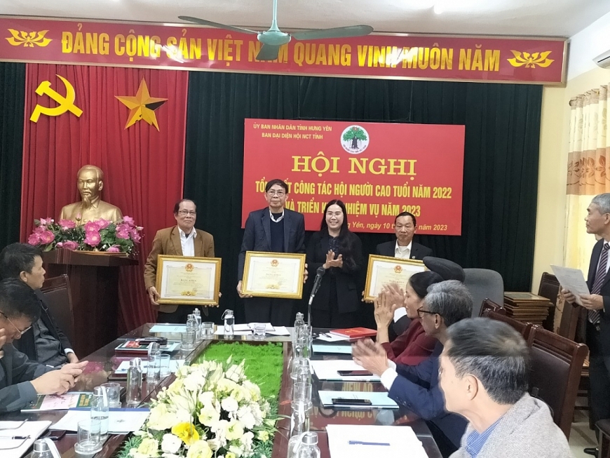  2. Trao tặng Bằng khen, Giấy khen cho các tập thể, cá nhân lập thành tích xuất sắc năm 2022.