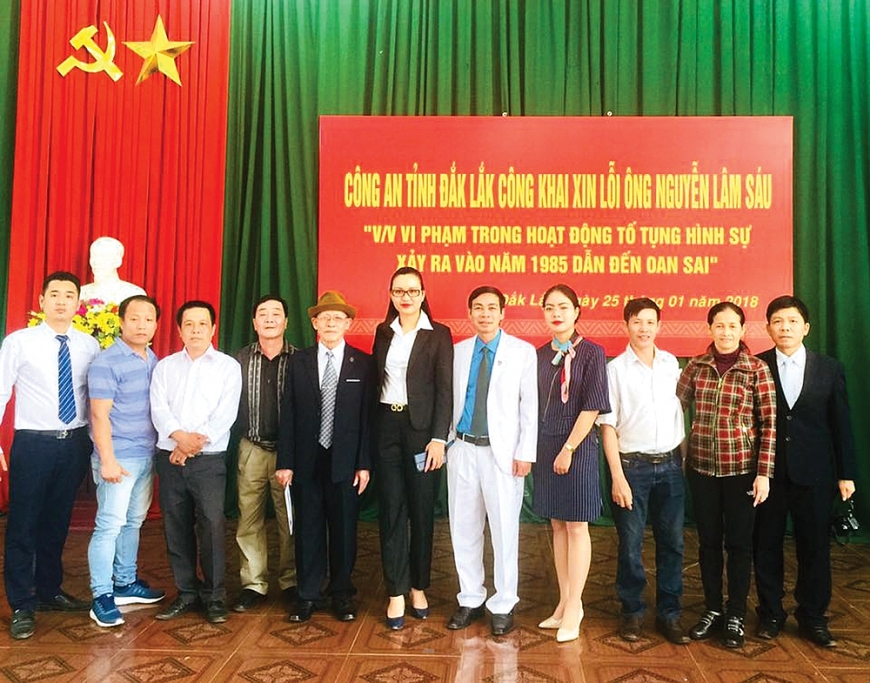 Cụ Nguyễn Lâm Sáu chụp ảnh lưu niệm cùng luật sư và các nhà báo trong ngày Công an tỉnh Đắk Lắk công khai xin lỗi cụ.