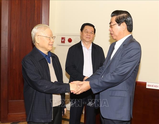 Tổng Bí thư Nguyễn Phú Trọng với các thành viên Ban Chỉ đạo dự phiên họp. 