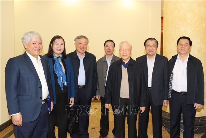 Tổng Bí thư Nguyễn Phú Trọng với các thành viên Ban Chỉ đạo dự phiên họp. 