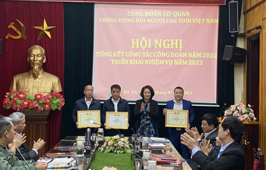 Đồng chí Nguyễn Thị Tư, Chủ tịch Công đoàn cơ quan trao Giấy khen cho 3 tập thể  Công đoàn vững mạnh năm 2022