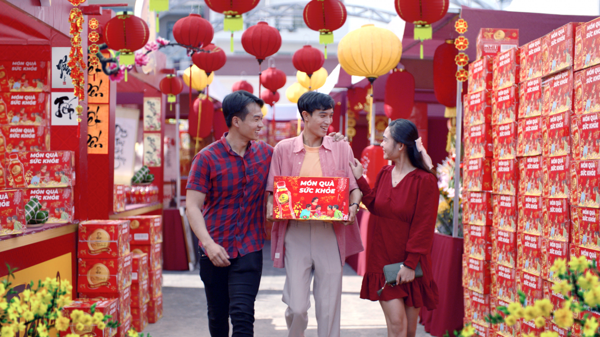 Trao món quà sức khỏe, Dr Thanh nhắn nhủ người trẻ tri ân cha mẹ ngày Tết