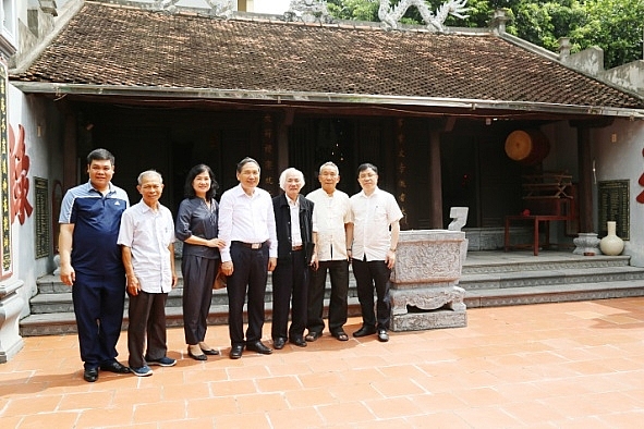 Phong tục thờ cúng tổ tiên dịp Tết ở nhà thuốc kỉ lục Guinness