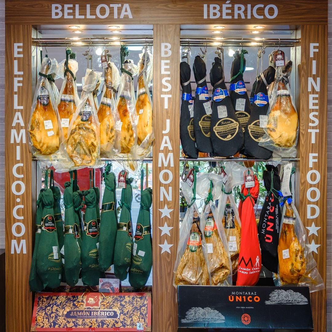     Đùi heo muối Tây Ban Nha được nhập về bán tại TP Hồ Chí Minh.