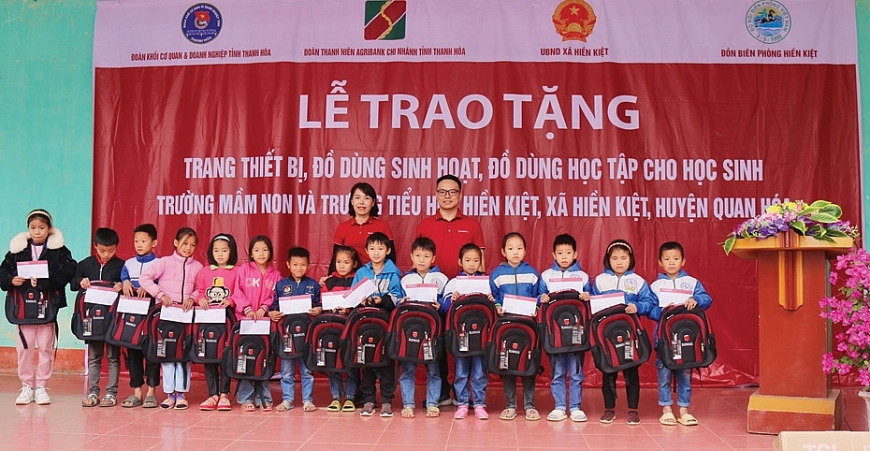 Cán bộ, đoàn viên Đoàn thanh niên Agribank Thanh Hóa tặng học bổng và cặp sách cho các em học sinh Trường Tiểu học Hiền Kiệt..