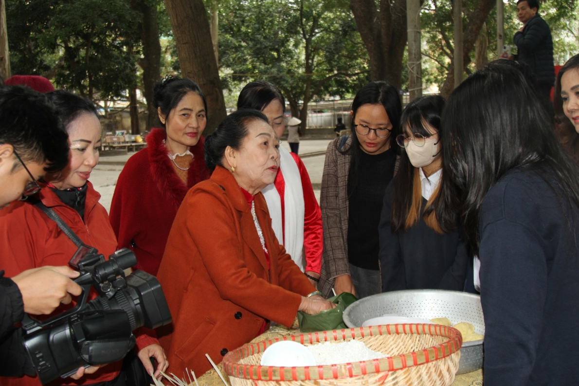 Bà Đào Thị Hoa hướng dẫn học sinh Trường Quốc tế gói bánh chưng