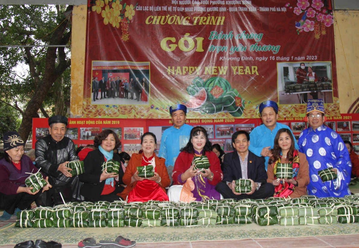 Khách mời cùng các thành viên CLB tham gia chương trình