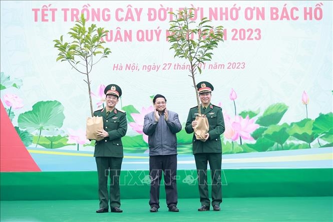 Thủ tướng Phạm Minh Chính tặng cây cho Bộ Tư lệnh Bảo vệ Lăng Chủ tịch Hồ Chí Minh. Ảnh: Dương Giang/TTXVN