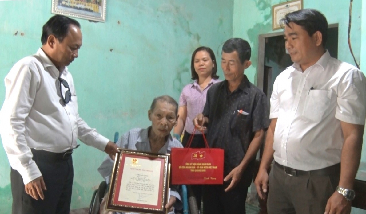 Tặng quà mừng thọ NCT tỉnh Quảng Nam