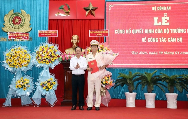 Ông Phạm Văn Thiều, Phó Bí thư Tỉnh ủy, Chủ tịch UBND tỉnh Bạc Liêu tặng hoa chúc mừng Đại tá Hồ Việt Triều.