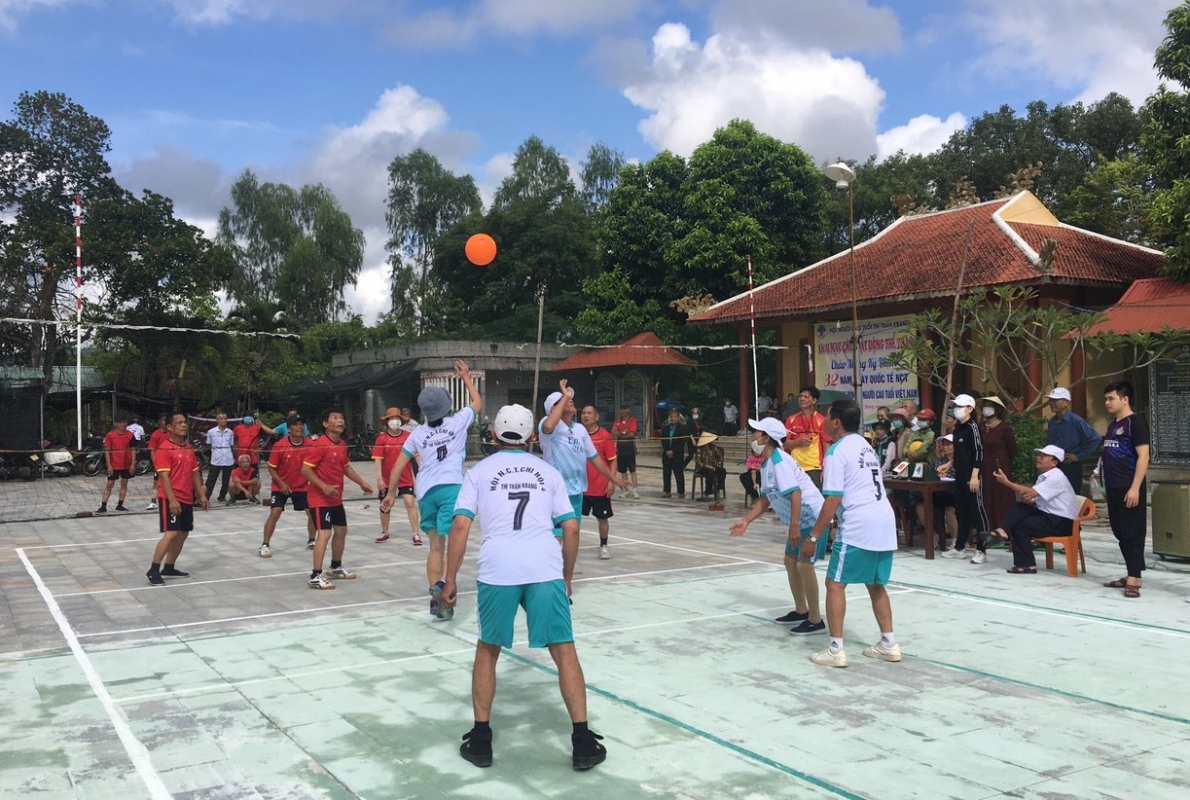 NCT huyện Kbang, tỉnh Gia Lai say mê luyện tập bóng chuyền hơi tăng cường sức khỏe