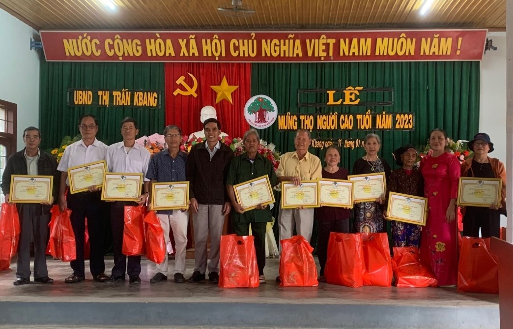 Tặng quà mừng thọ NCT thị trấn Kbang, huyện Kbang, tỉnh Gia Lai