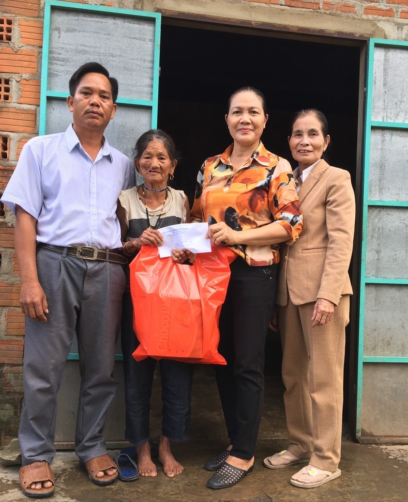 Tặng quà NCT cô đơn, không nơi nương tựa, hoàn cảnh khó khăn huyện Kbang