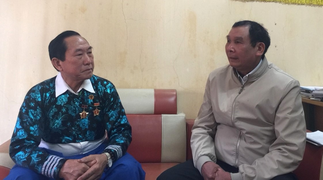 Ông Mùa A Hờ (bên trái) trao đổi công việc với cán bộ Hội