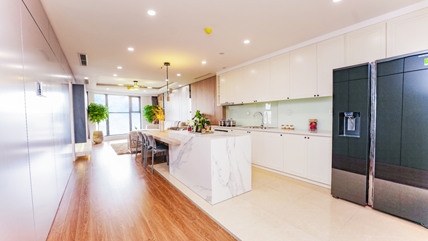 Không gian sống rộng với ban công lớn tạo độ thoáng cho không gian sinh hoạt chung, mở rộng tầm nhìn ra vườn nội khu xanh mát