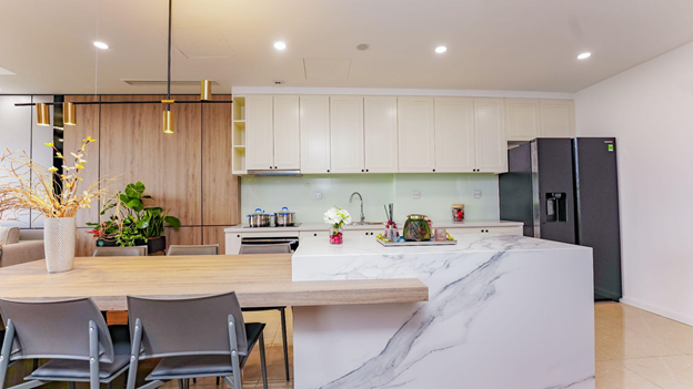 Trong khi đó, các thiết bị đến từ Hafele - thương hiệu nội thất cao cấp từ Đức chiếm trọn không gian nhà bếp: từ bếp nấu đến máy hút mùi, vòi rửa, chậu rửa…