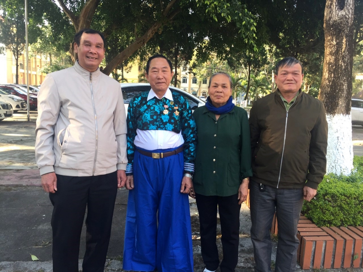 Ông Mùa A Hờ trao đổi công việc với cán bộ Hội cơ sở