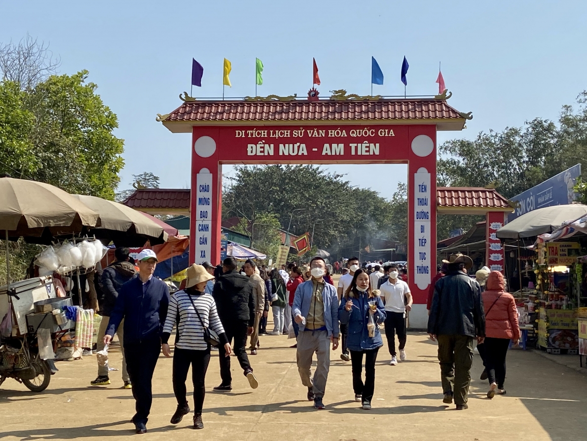 Đầu năm du khách ùn ùn kéo tới huyệt đạo thiêng tại khu di tích khởi nghĩa Bà Triệu