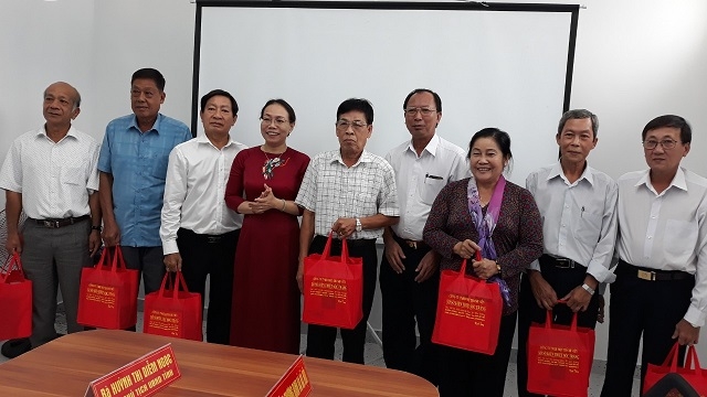 Phó Chủ tịch UBND tỉnh Sóc Trăng, trao quà lưu niệm cho đại diện Hội NCT Cụm thi đua số X các tỉnh thành Nam sông Hậu
