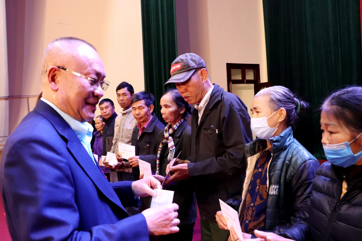 Tặng quà NCT hoàn cảnh khó khăn huyện Ba Vì, TP Hà Nội