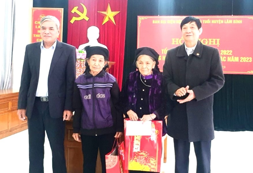 Tặng quà NCT hoàn cảnh khó khăn huyện Lâm Bình, tỉnh Tuyên Quang