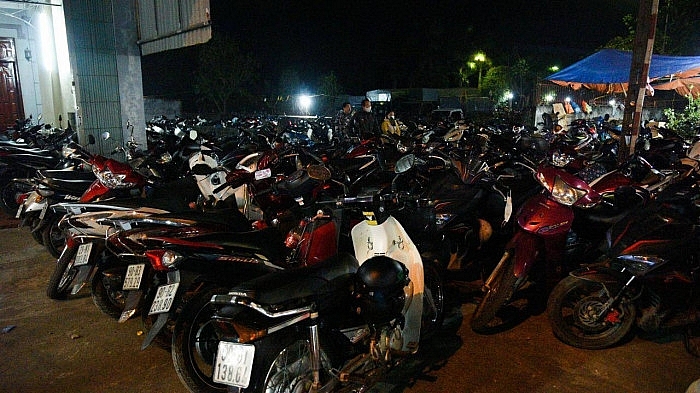 Vỉa hè, bãi đất trống đều được tận dụng để làm bãi trông giữ xe.  (ảnh baogiaothong.vn)