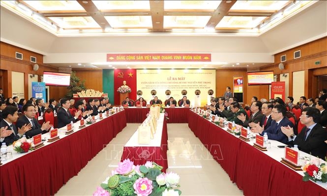 Đại biểu dự buổi lễ ra mắt cuốn sách. Ảnh: Phương Hoa/TTXVN