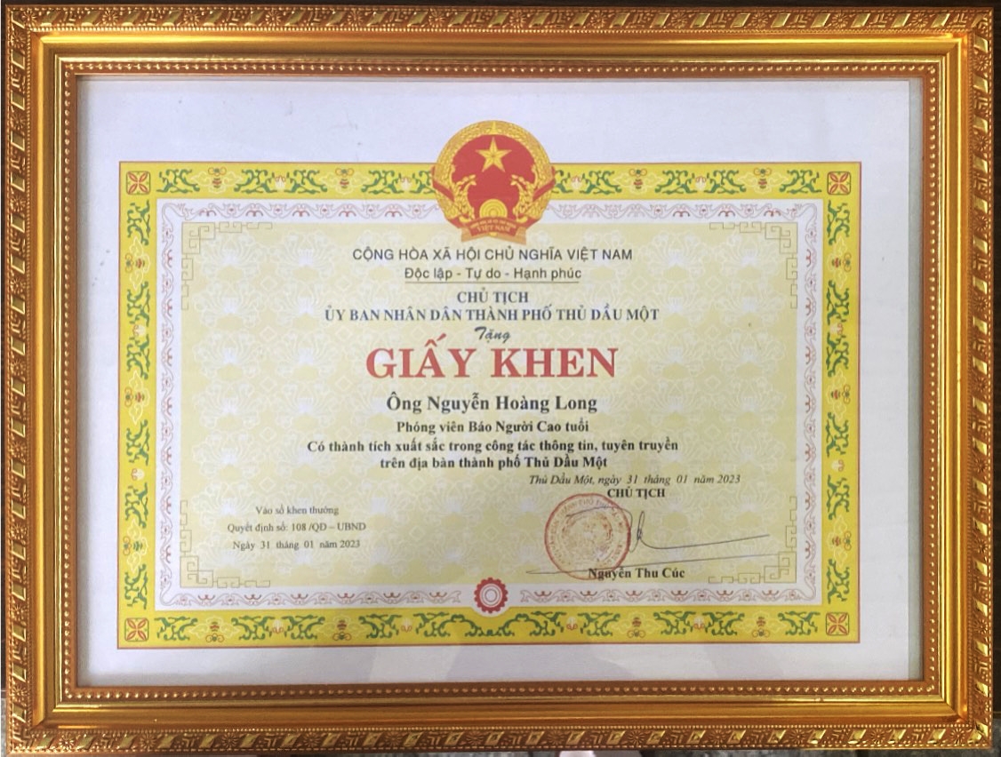 Bà Nguyễn Thu Cúc, Chủ tịch UBND thành phố, tặng Giấy khen cho phóng viên Nguyễn Hoàng Long Tạp chí Người cao tuổi có nhiều thành tích xuất sắc trong công tác tuyên truyền phục vụ cho sự phát triển kinh tế - xã hội của thành phố Thủ Dầu Một năm 2022.