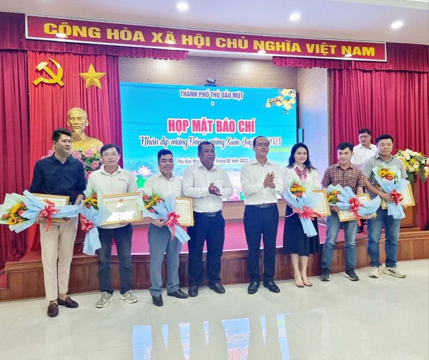 Nhiều cá nhân được lãnh đạo UBND thành phố Thủ Dầu Một tặng Giấy khen vì có nhiều thành tích xuất sắc trong công tác tuyên truyền phục vụ cho sự phát triển kinh tế - xã hội của thành phố.