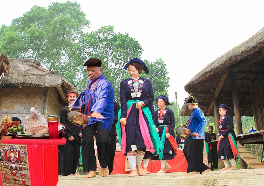 Ông Sầm Văn Dừn vừa vỗ trống, vừa hát Sình ca cùng nam nữ hát bài cầu an…