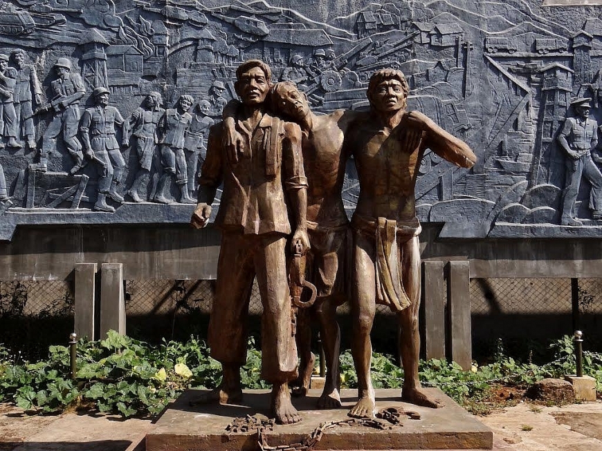 Đài tưởng niệm tại Nhà lao Pleiku