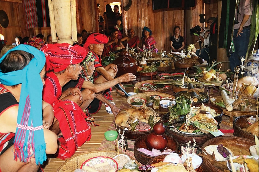 Lễ cúng Aza tại nhà rông 