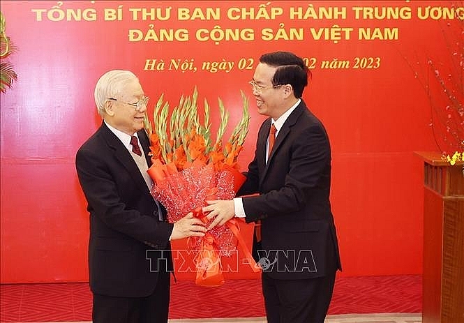 Đồng chí Võ Văn Thưởng, Ủy viên Bộ Chính trị, Thường trực Ban Bí thư, tặng hoa chúc mừng Tổng Bí thư Nguyễn Phú Trọng. 