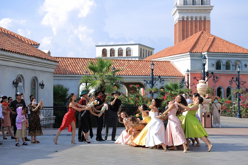   Show diễn đường phố trong các ngày Tết Nguyên đán “hâm nóng” những con đường Thị trấn Hoàng Hôn.