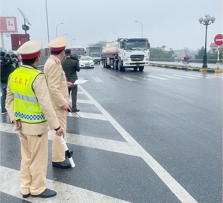 Cảnh sát giao thông làm nhiệm vụ.