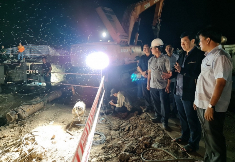 Lãnh đạo UBND tỉnh Đồng Tháp kiểm tra, chỉ đạo công tác cứu hộ tại hiện trường. 